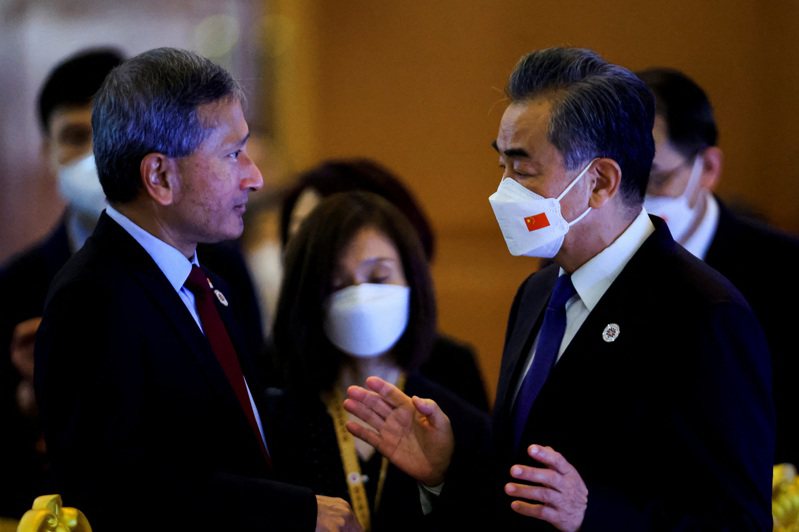 星国外长维文（左）5日在东协外长会议席间与中国大陆外长王毅交谈。路透(photo:UDN)