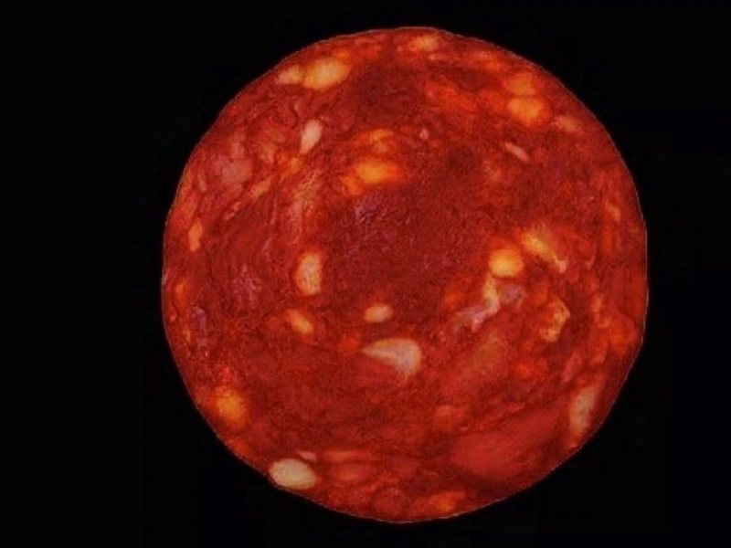 法国着名物理学家克莱茵日前上推特发布一张照片，宣称是韦伯太空望远镜拍摄的遥远恆星影像。之后才坦承，这其实是一片俗称「西班牙香肠」的乔利佐特写影像。照片翻摄：Twitter / EtienneKlein(photo:UDN)
