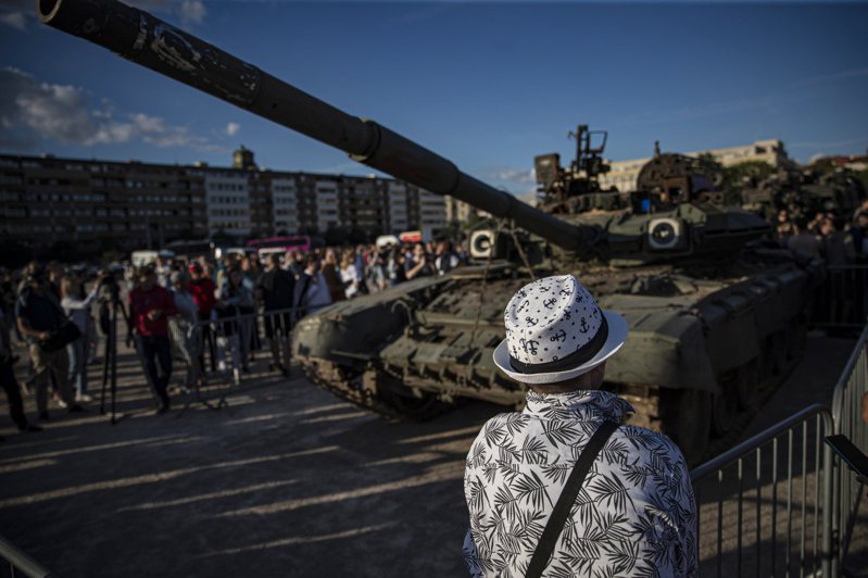一辆在乌克兰境内被摧毁的俄国T-90战车，上月被运到捷克布拉格，作为乌克兰大使馆主办展览的展示品，吸引大批民众参观。（欧新社）(photo:UDN)