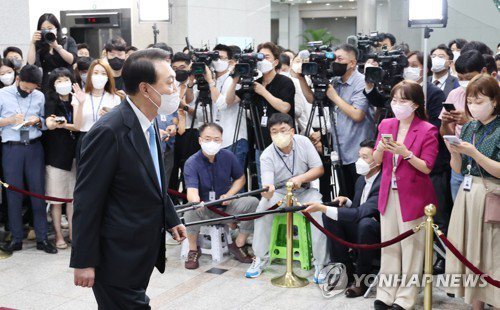 韩国总统尹钖悦8日上午在首尔龙山总统府答覆记者后走向办公室。（韩联社）(photo:UDN)