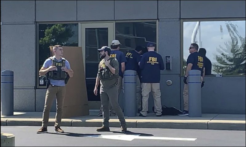 一名武装男子11日试图闯入美国联邦调查局（FBI）在俄亥俄州辛辛那提的大楼，随后逃跑并朝员警开枪。   美联社(photo:UDN)