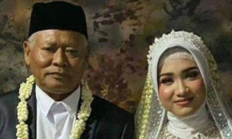印尼65岁富翁娶19岁少女为妻，给了7亿印尼盾（约新台币166万元）作礼金，更豪送房地产、汽车、黄金、珠宝等。图／网上图片(photo:UDN)