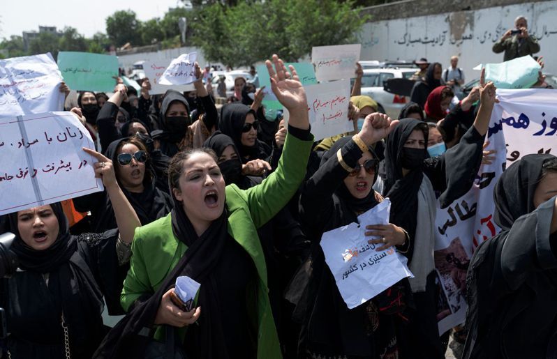 塔利班（或译神学士）在阿富汗再次掌权即将届满一年，首都喀布尔今天出现罕见的群众集会，但遭塔利班暴力驱散。他们殴打参与示威女性，并对空鸣枪。法新社(photo:UDN)