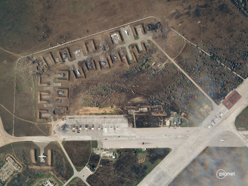 十日的卫星空照图显示，克里米亚的俄国萨基空军基地多处爆炸毁损，可能是乌军攻击造成。路透社(photo:UDN)