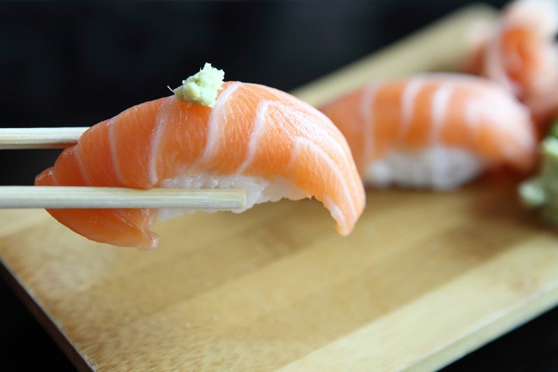 一名網友分享去吃迴轉壽司時親眼目睹的噁心畫面，讓她嚇得直呼下次只敢直接點餐。 示意圖／ingimage