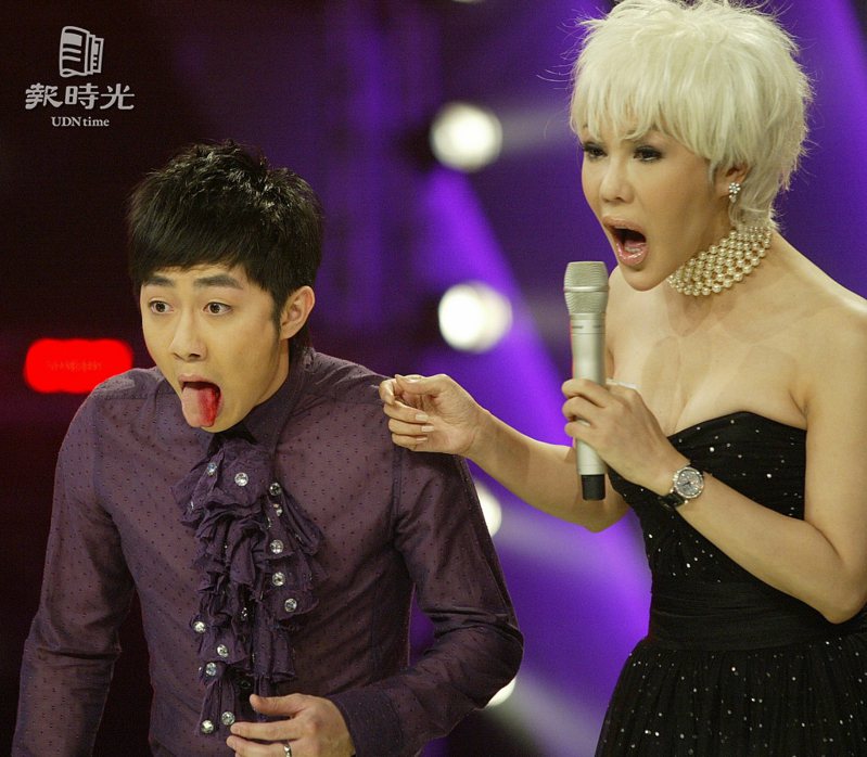 「超級偶像Super Idol 2」冠軍總決賽決戰之夜，艾成（左）唱到嘴巴流血，主持人利菁驚訝。 圖＼聯合報系資料照 （2009/01/17　侯永全攝影）
