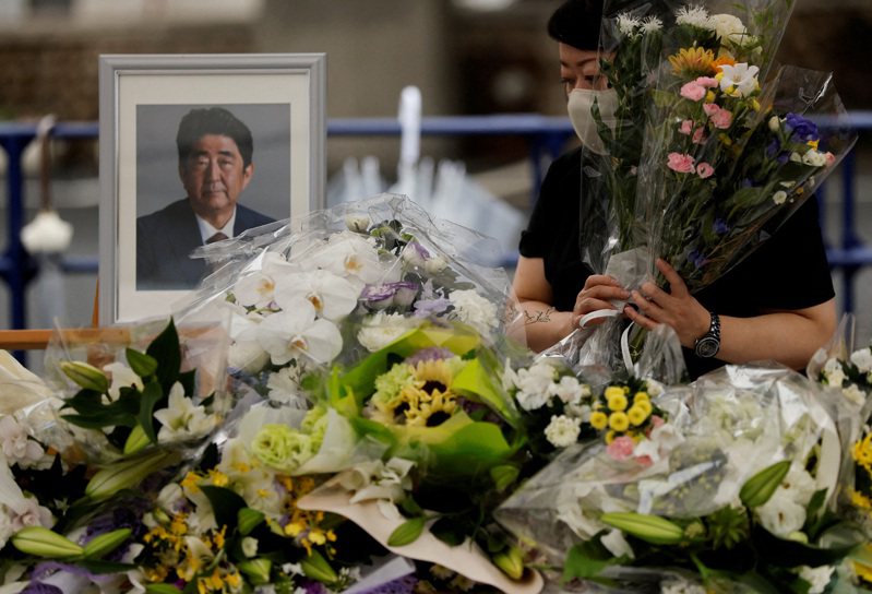 日本政府决定为遭枪杀身亡的前首相安倍晋三举行国葬，时间订于9月27日举行，预计比照前例邀约6000人出席。路透(photo:UDN)