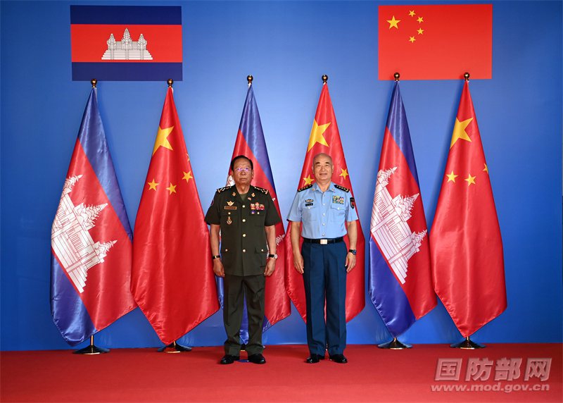 中央军委副主席许其亮（右）在广州会见柬埔寨副首相兼国防大臣迪班。摘自中国国防部官网(photo:UDN)