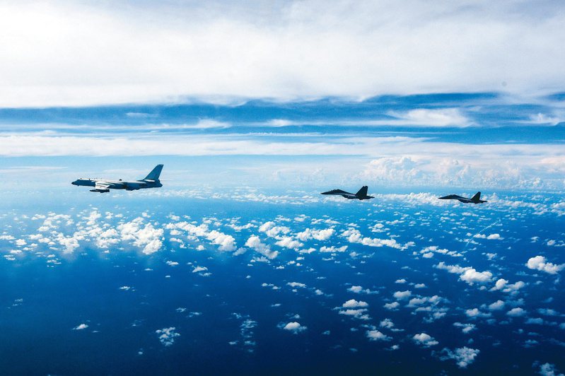 大陆新华社七日发布共军机在台海空域演练照片。（美联社）(photo:UDN)