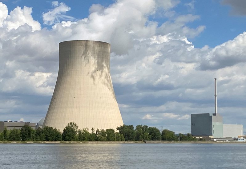 德國主管能源官員24日表示，為穩定電網，可能讓預計年底關閉的核電廠繼續運轉。路透