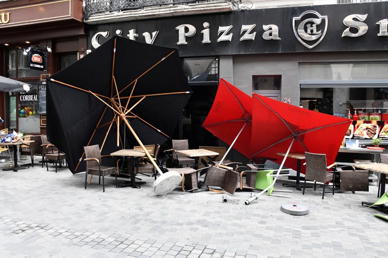 比利时首都布鲁塞尔观光区的露天咖啡座，遭小货车撞击造成6人受伤。 路透社(photo:UDN)