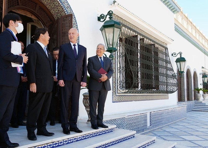 日本外交大臣林芳正（左二）27日宣布对突尼西亚援助300亿美金，企图强化日本在非洲与中国「一带一路」抗衡的能力。（Photo on @MofaJapan_jp）(photo:UDN)