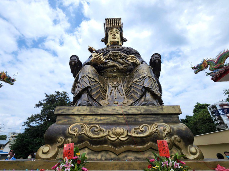 南投草屯朝清宮耗時2年打造純銅媽祖神像，號稱是「全世界最大的純銅鑄媽祖神像」。記者賴香珊／攝影