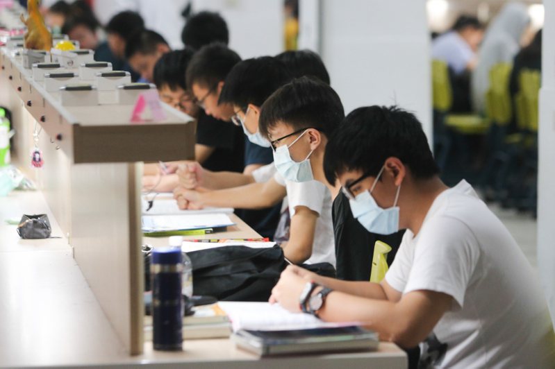高中生為大學入學考試努力讀書。示意圖／本報資料照片