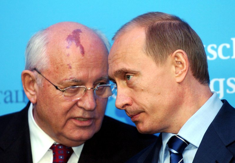 戈巴契夫（左）与普亭（右）的关系复杂，照片摄于2004年。（美联社）(photo:UDN)