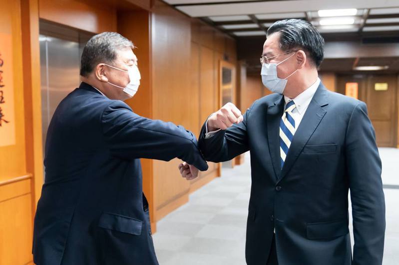 日本前防衛大臣石破茂（左）訪台，和外交部談及台日安保合作，強調釣魚台是「日本固有領土」。圖／外交部提供