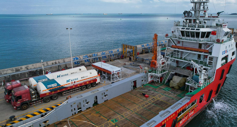 大陆首座沿海LNG船舶加注站已于去年底正式启用，该加注站位在海南省澄迈县中海油马村码头。新华社(photo:UDN)