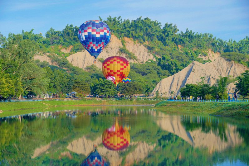 高雄熱氣球活動明天在田寮月世界登場。圖／高市觀光局提供