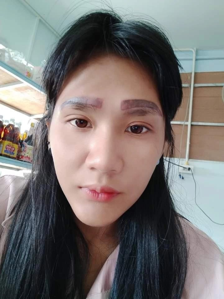一位泰国女子过去进行眉毛刺青手术，却变成了像是四个眉毛的样貌。图撷取自(photo:UDN)