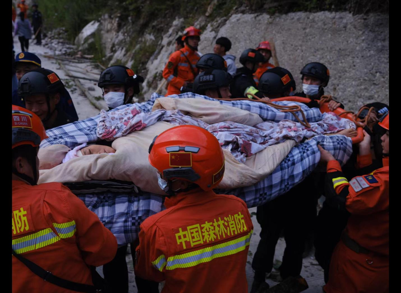 四川甘孜州瀘定縣5日發生規模6.8地震後，救難人員正在移送地震中受傷的民眾。新華社