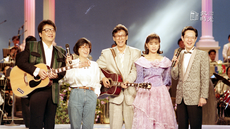 「綜藝出擊」邀請王夢麟(左起)、蔡琴、羅吉鎮、李碧華，均以當年他們在民歌時期的裝扮上節目，唱當年的歌，回味當年情，圖右為主持人巴戈。圖／聯合報系資料照（ 1988/07/13　楊海光攝影） 

