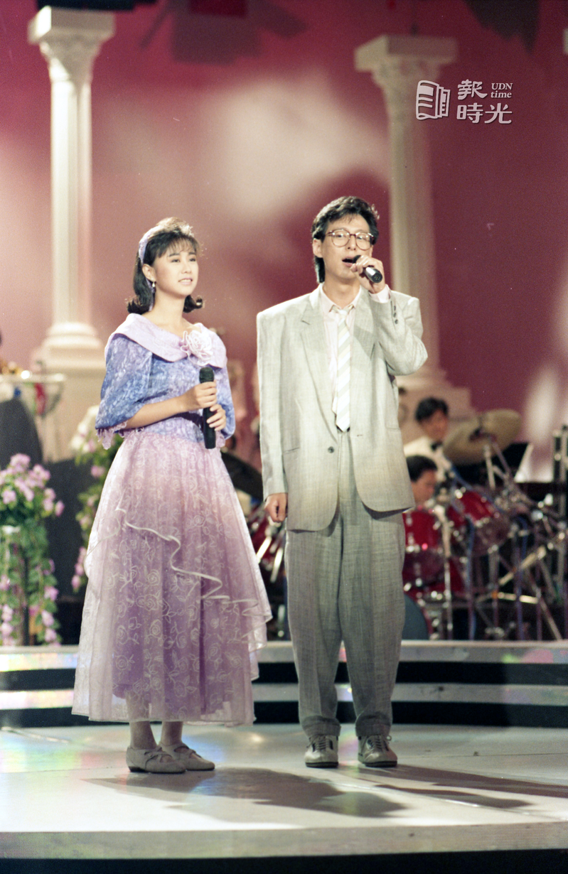 早年民歌時期，以合唱一曲「神話」而成為「歌壇情侶」的李碧華(左起)、羅吉鎮，十三日在台視「綜藝出擊」的安排下，重溫舊夢。
圖／聯合報系資料照（ 1988/07/13　楊海光攝影） 
