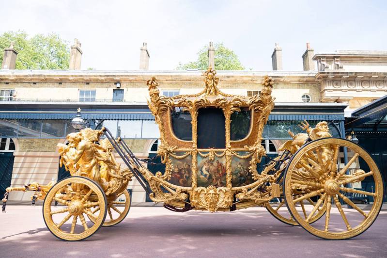 王室金马车有近270年历史，但英女王生前坦白说马车不好坐，坐到上去有在皮革上弹跳的感觉。图／The Royal Family图片(photo:UDN)