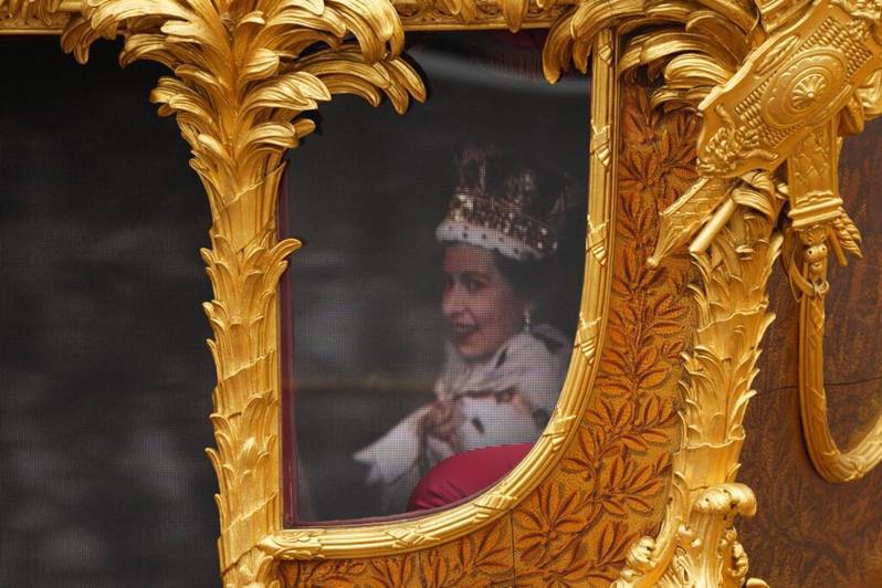 英国女王登基70周年，2022年6月5日的巡游活动上，王室马车出现影像版的年轻英女王，向民众挥手微笑。美联社(photo:UDN)
