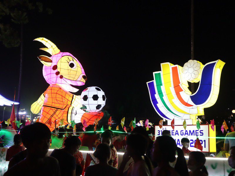 因COVID-19疫情而停办两年的宣城节2022年再度登场，巨型花灯上街游行是活动最大的亮点。 中央社(photo:UDN)