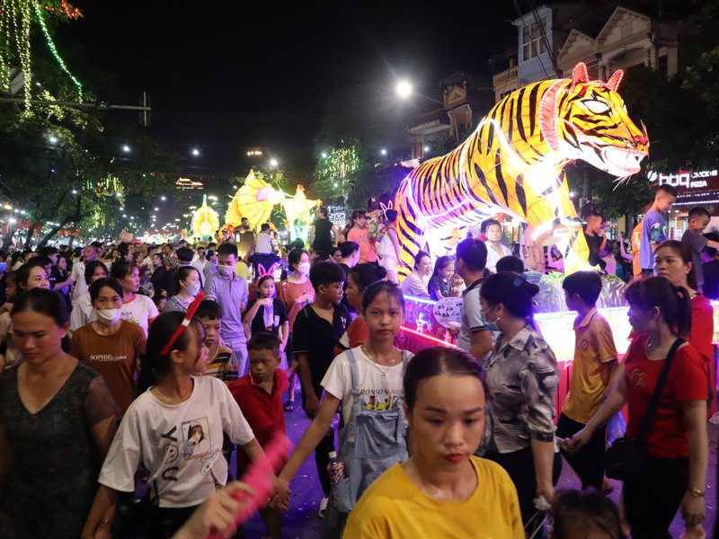越南民众中秋节前往宣光省宣光市欣赏巨型花灯，据实地观察，现场约有8成的人不戴口罩。 中央社(photo:UDN)