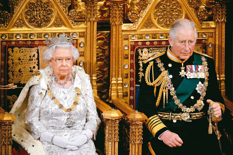 英国女王伊丽莎白二世（左）八日辞世，王储查理继位成为查理三世（右）。图为二○一九年十月，查理陪同女王到国会开议式进行御座致辞。（路透）(photo:UDN)