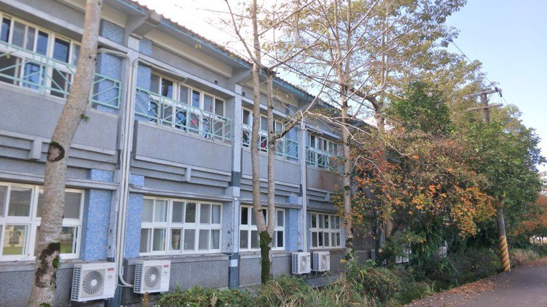 宜蘭縣萬富國小補強設計參考學校原有建物風格，並配合建物整體磁磚色調。圖／教育部提供