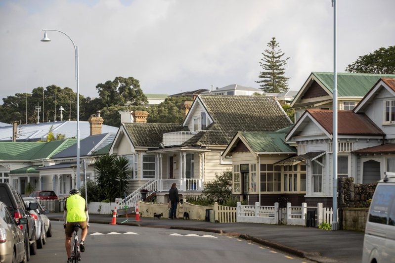 纽西兰央行过去10个月七度升息，房价则由去年11月的高峰回落11%， 经济专家估计最终可能下跌多达20%。美联社(photo:UDN)
