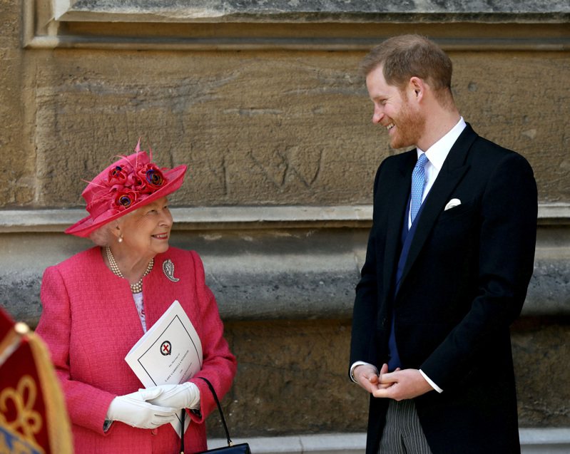 英国女王伊丽莎白二世（左）与孙子哈利王子（右）。路透(photo:UDN)