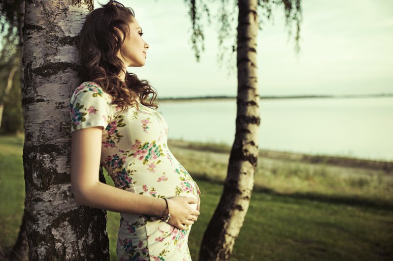 孕婦上網PO文，婆婆說「懷孕吃藥燉排骨小孩生出來會變黑」，禁止她吃藥燉排骨。 圖／擷自ingimage