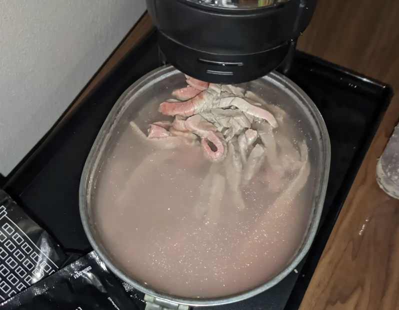 一名网友分享自己用饭店咖啡机煮牛肉，让其他网友看了纷纷作恶。图撷自(photo:UDN)
