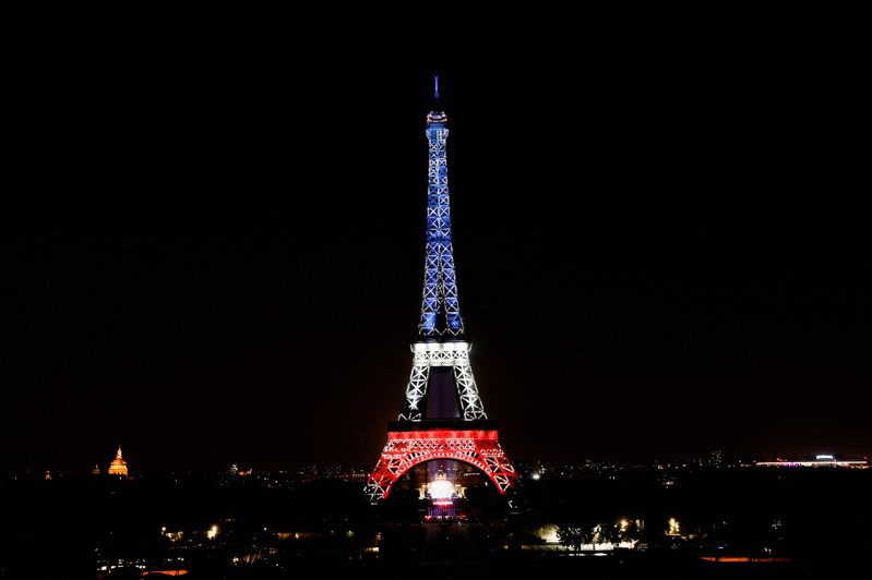 在法国巴黎试图降低能源使用和成本之际，艾菲尔铁塔每晚将提前一个多小时熄灯。路透(photo:UDN)