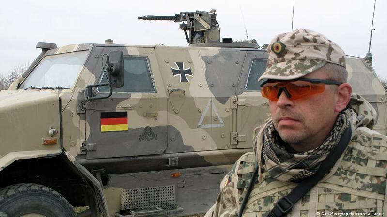 德国国防部长兰布莱希特15日宣布，德国将再向乌克兰运送两台多管火箭炮、约200枚火箭弹、50辆装甲运兵车。图／德国之声中文网(photo:UDN)