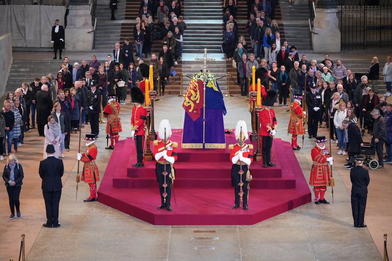 英国女王伊丽莎白二世停灵伦敦西敏厅供人瞻仰悼念。美联社(photo:UDN)