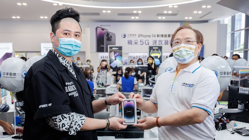 中華電信董事長謝繼茂（圖右）將全新深紫色iPhone 14 Pro 256GB交予首賣會排隊頭香許先生。圖／中華電信提供