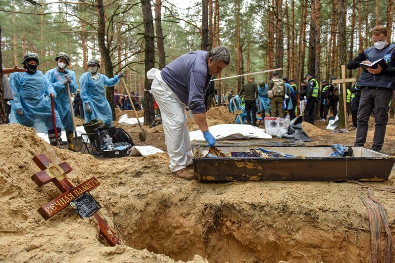 乌克兰军方在伊久姆近郊发现一座乱葬岗，鑑识人员16日为发现的尸体逐一编号并记录特征。（欧新社）(photo:UDN)