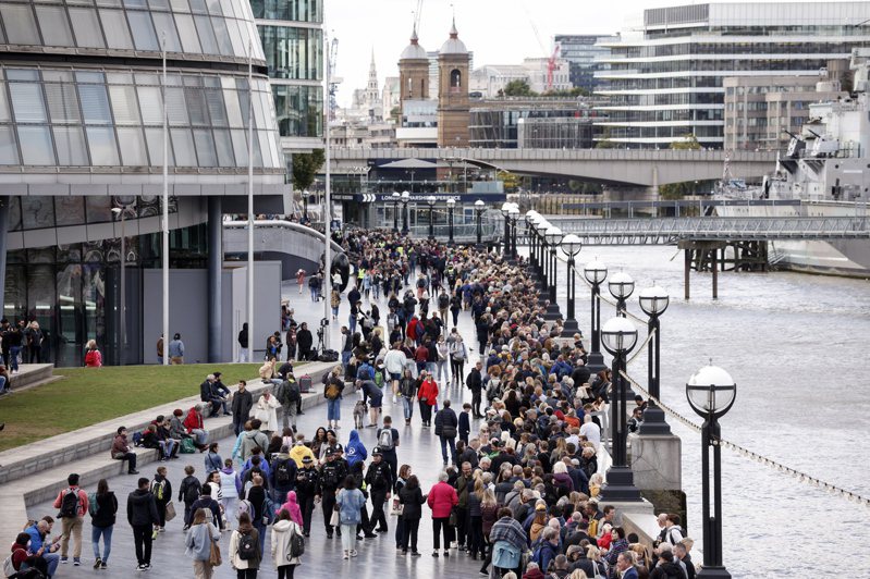 英国民众16日沿着泰晤士河排队等待瞻仰女王伊丽莎白二世灵柩。欧新社(photo:UDN)