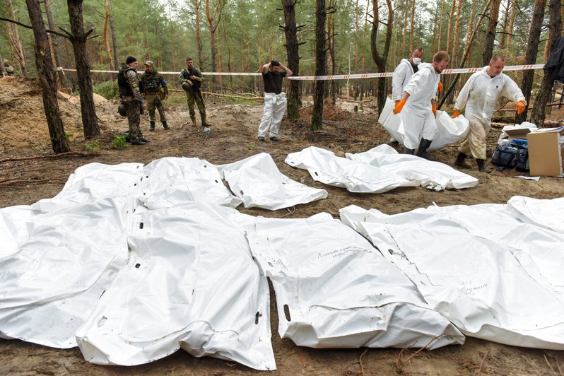 乌克兰军队从俄罗斯手里夺回乌东城镇伊久姆后，发现一处乱葬岗，当地行政首长西涅古波夫今天说，挖出来的遗体中，99%有暴力致死的痕迹。 欧新社(photo:UDN)
