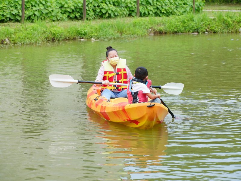 大鵬國小推水域運動，讓，讓萬里幼兒園的孩子與爸爸、媽媽一起輕艇體驗。 圖／紅樹林有線電視提供