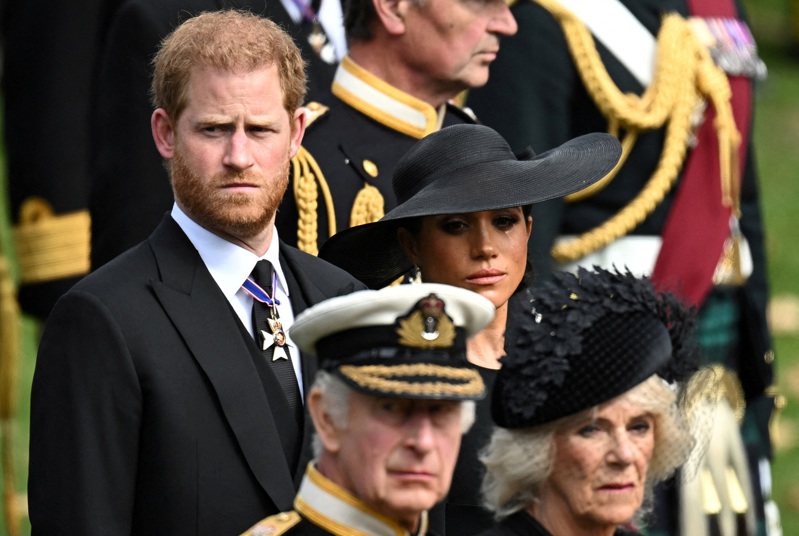 哈利与梅根19日女王国葬时站在父王查理与王后卡蜜拉身后。（路透）(photo:UDN)