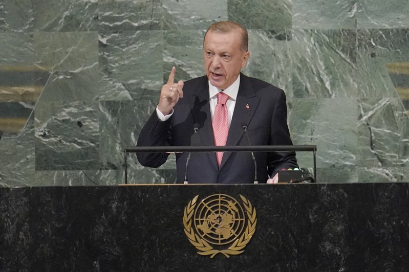 土耳其总统厄多安（Recep Tayyip Erdogan）在第77届联合国大会开幕式致词长达20多分钟，聚焦区域安全，也触及能源及维吾尔议题。 美联社(photo:UDN)