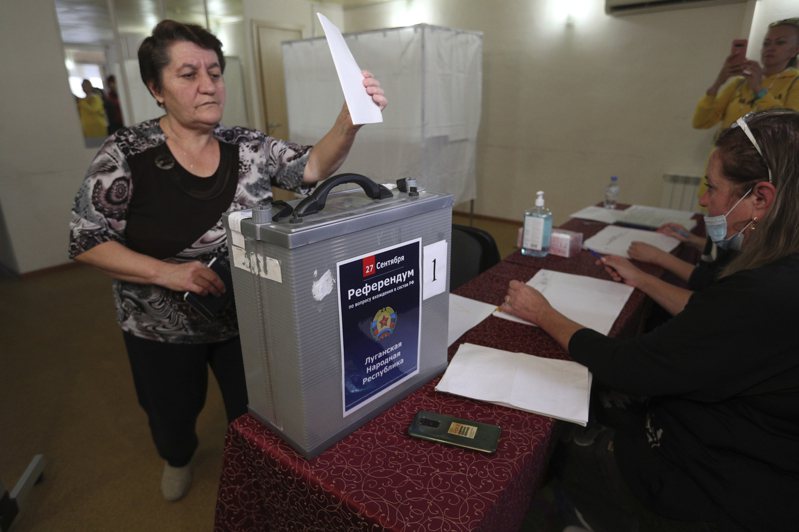 俄罗斯掌控下的4个乌克兰地区今天展开公民投票，决定是否加入俄罗斯联邦。美联社(photo:UDN)