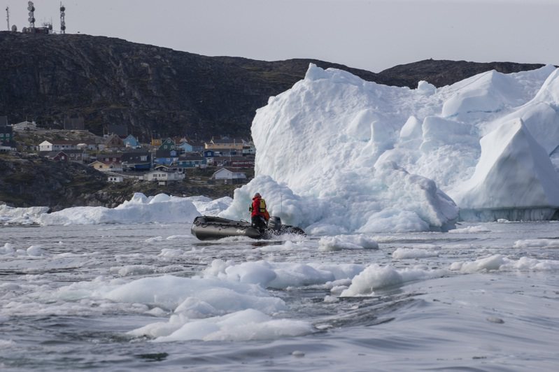格陵蘭的冰川在夏季約每5到10分鐘崩落一次，大小不一的浮冰在海面上越來越多，關於氣候的逐年變化，格陵蘭居民都可以感受到。記者余承翰／攝影