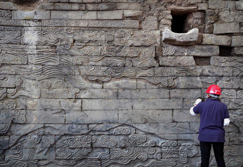 大陸在開封北宋東京城州橋遺址發現巨幅石雕祥瑞壁畫，為目前我國發現的北宋時期最大的石刻。壁畫通高約3.3米，目前已揭露南岸壁畫長約23.2米，北岸壁畫長約21.2米。（新華社）