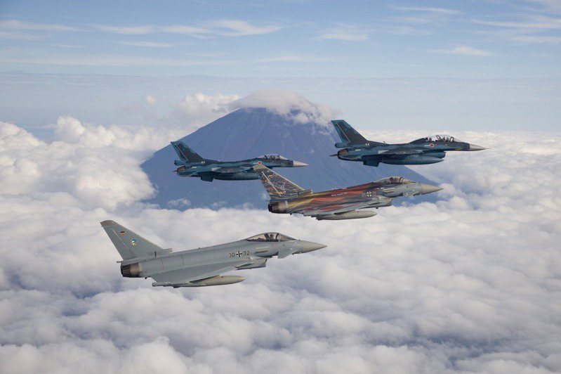 日本航空自卫队28日在官方推特发布欧洲台风战机飞抵日本的照片。 图撷自(photo:UDN)